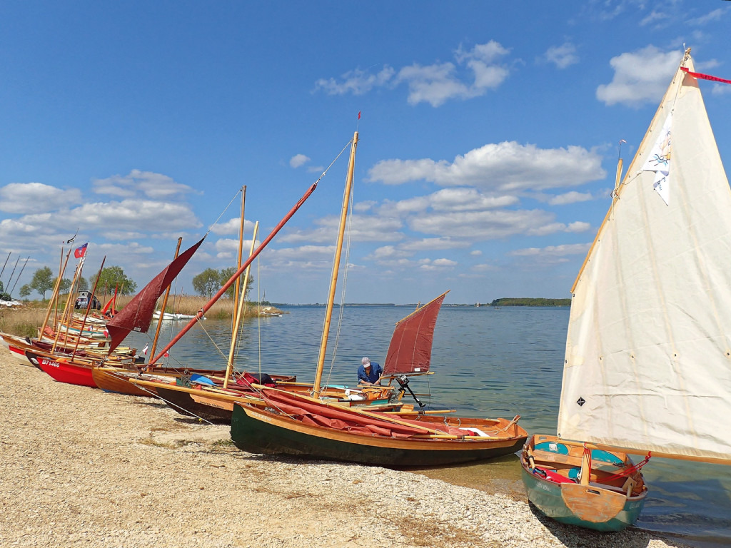 On rentre pour la pause déjeuner, qui se tient sur la plouse en haut de la plage. De droite à gauche : le PassageMaker "Queen Minnie", le Silmaril "Agathe", non Skerry à dérive pivotante, le prototype du Slimaril "Silmaril", l'Elorn "Txakoli", le Skerry "Bahari", le Skerry "Naïma", le Skerry "Pirate du Rhône", le Skerry "Méaban", le Silmaril "Mounouf", l'Ilur "Solest" et après je ne sais plus. 