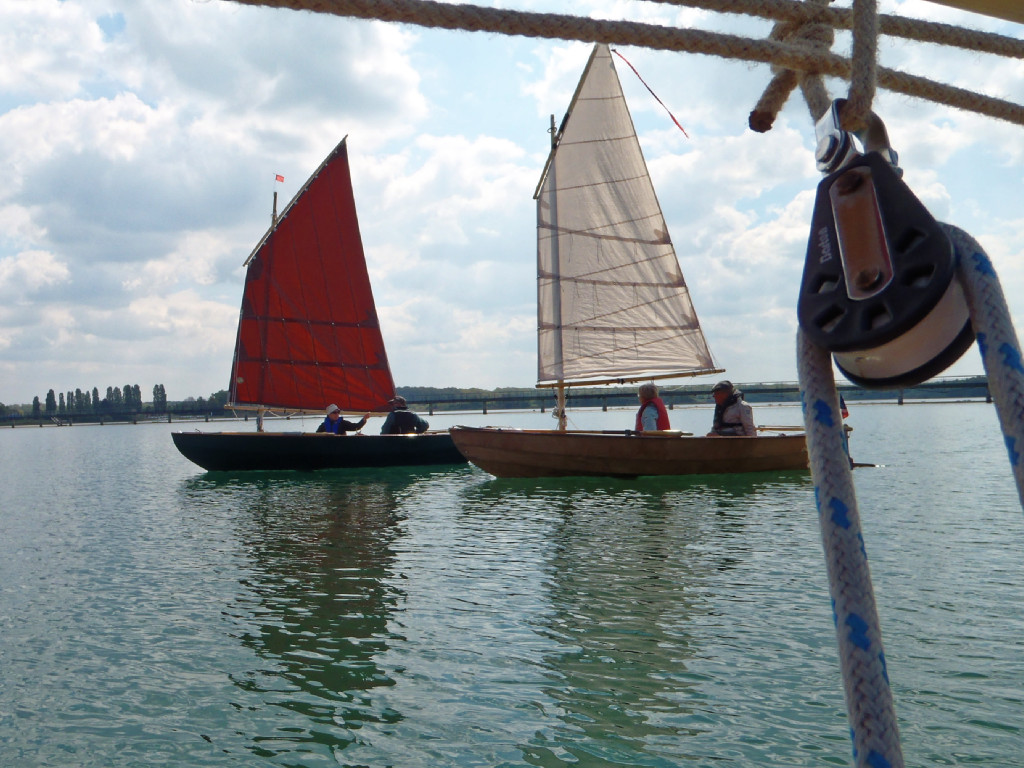 L'agencement du cockpit est identique sur les deux bateaux : l'ajout du petit coffre arri&egrave;re donne un si&egrave;ge pratique pour le barreur en configuration &agrave; deux passagers.