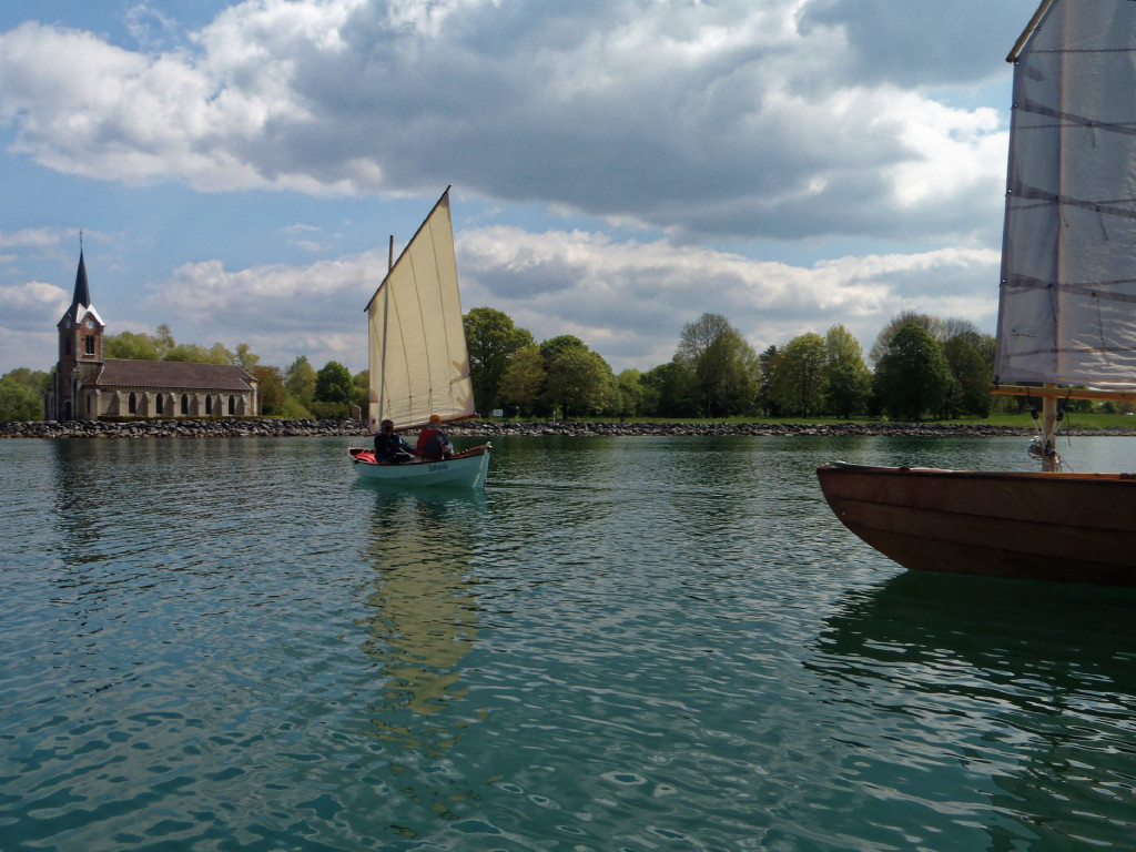 "Babyole" et l'avant de "La Marie Pupuce II" devant l'église de Champaubert. 
