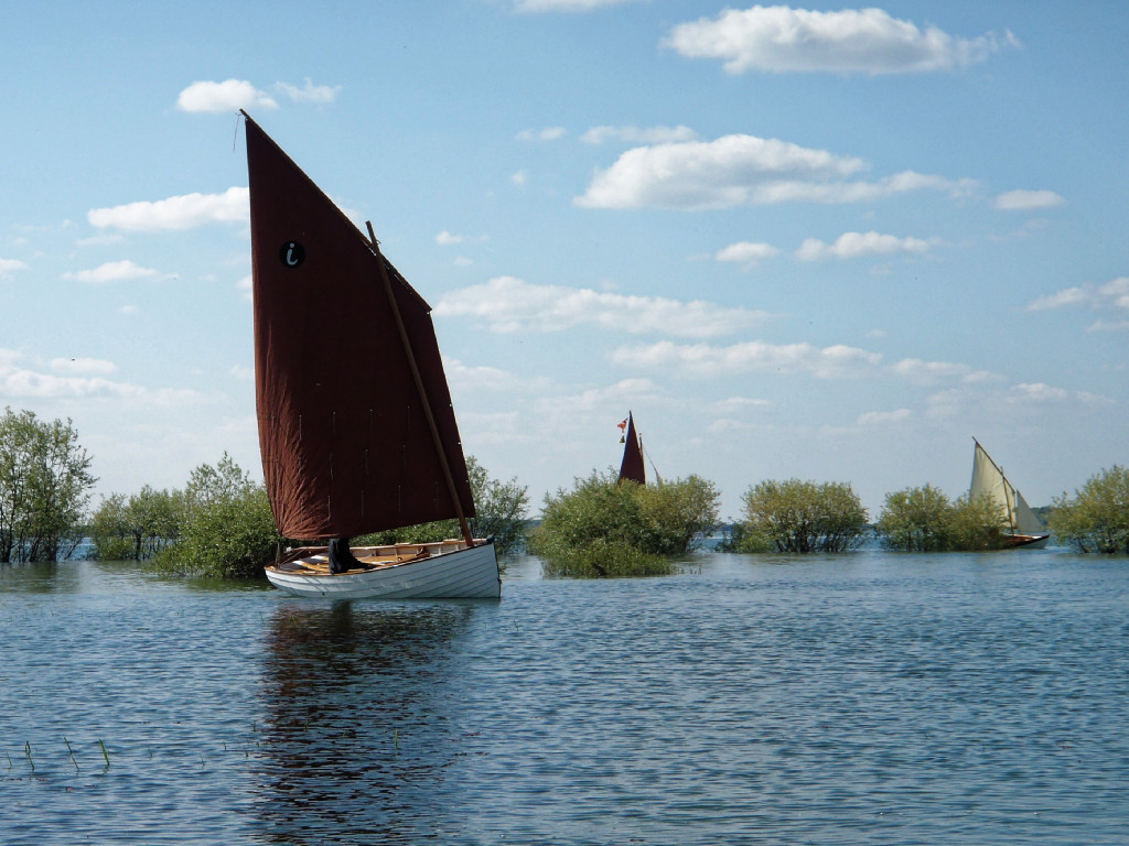 Seulement sur un lac ! L'Ilur "Monette" se faufile entre les buissons &agrave; la pointe de l'&icirc;le... 