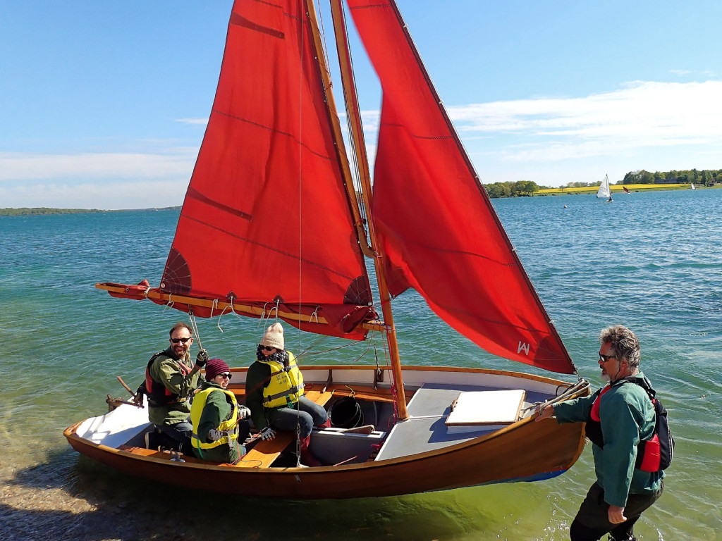 Le lendemain dimanche, c'est une autre histoire, avec un bon force 5, les photos sont plus dynamiques ! Ici, c'est "Scarlet" qui s'apprête à prendre la mer (si j'ose ainsi dire sur le lac du Der). 