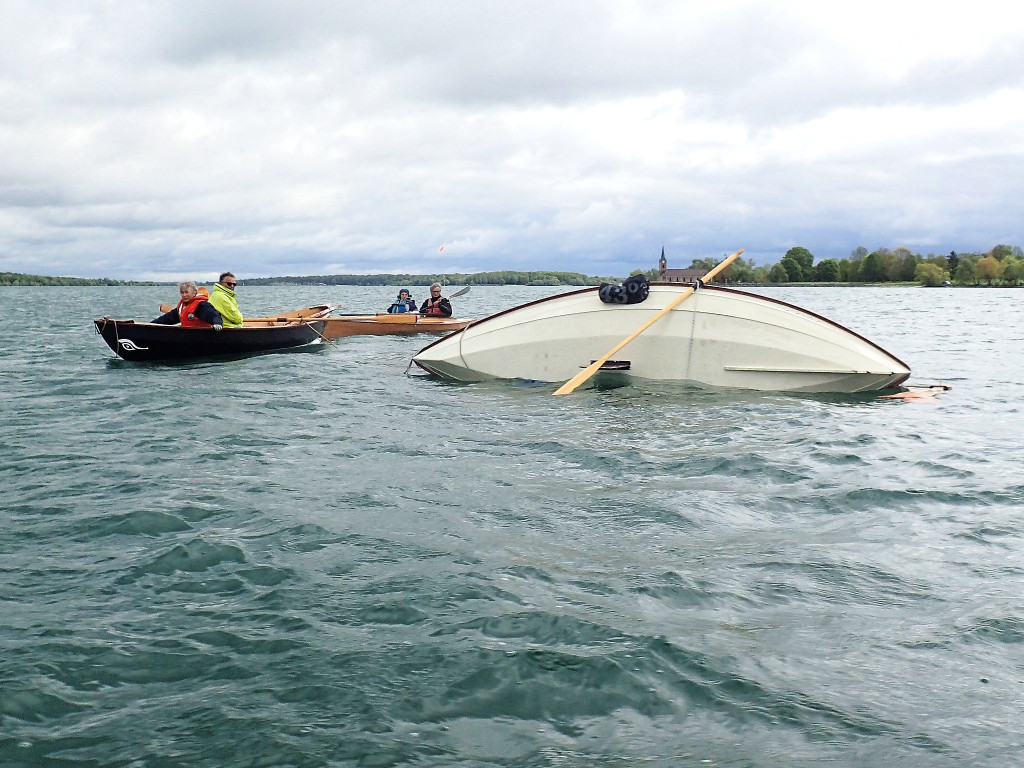 Et maintenant un petit jeu d'observation : deux Skerry se trouvent sur cette image. Lun des deux a chavir&eacute; : lequel ? Pour vous aider, le Skerry noir est "Na&iuml;ma" et le blanc cr&egrave;me est "L'Odet". 
