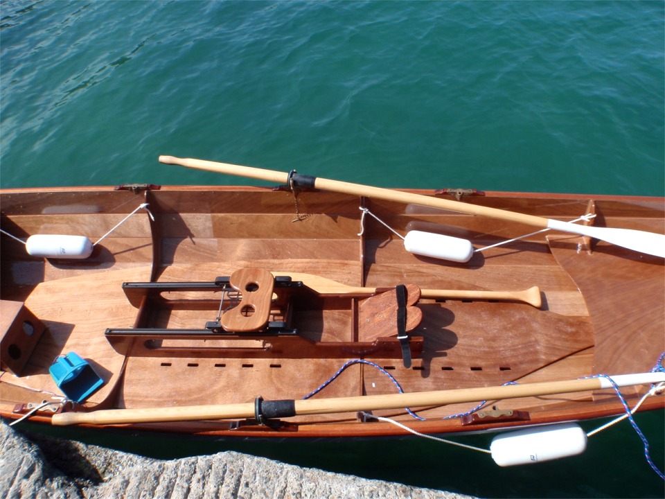 Les six photos suivantes me sont envoy&eacute;es par Pierre qui construisit voila 5 ans une superbe Yole de Chester. Pierre souhaitait doter sa yole d'un banc de nage &agrave; si&egrave;ge coulissant mais trouvait le Piantedosi trop simple. Il s'est donc construit son propre syst&egrave;me et voici l'impressionnant r&eacute;sultat. 