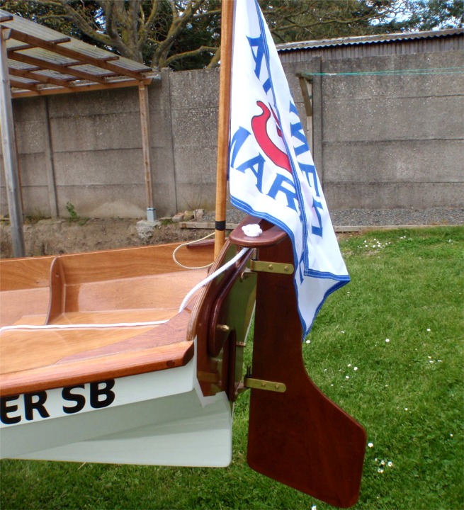 Pierre a &eacute;galement dot&eacute; sa Yole de Chester de ce petit gouvernail dont le support est amovible. Ce gouvernail requiert la pr&eacute;sence d'un barreur car le nageur a donc les pieds et les mains li&eacute;es prises. 