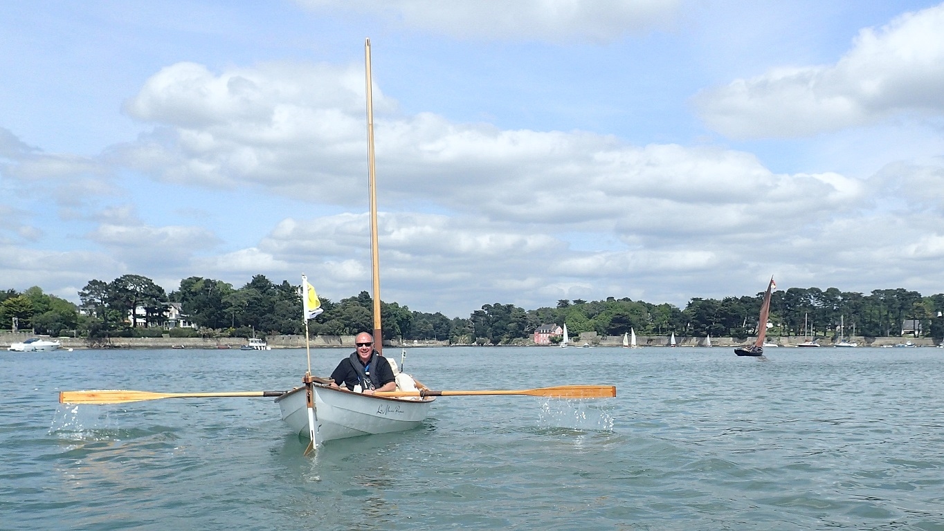 C'est &agrave; l'aviron que G&eacute;rard repart de l'ile d'Arz. 