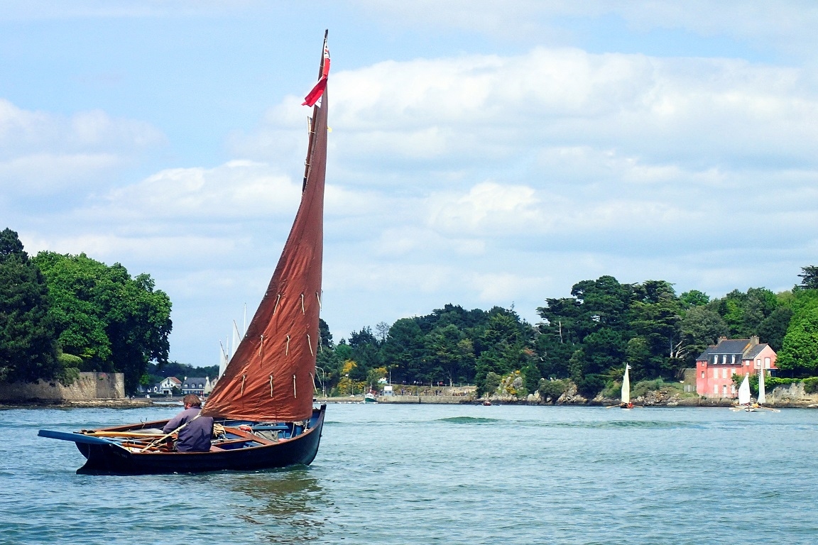 Gros plan sur l'Ilur "Avel Dro" de Roger Barnes, pr&eacute;sident du Dinghy Cruising Association, qui a effectivement am&eacute;nag&eacute; son Ilur pour la pratique de la croisi&egrave;re c&ocirc;ti&egrave;re avec une ou deux personnes &agrave; bord et r&eacute;cemment publi&eacute; un memento indispensable sur ce sujet : "The Dinghy Cruising Companion". 