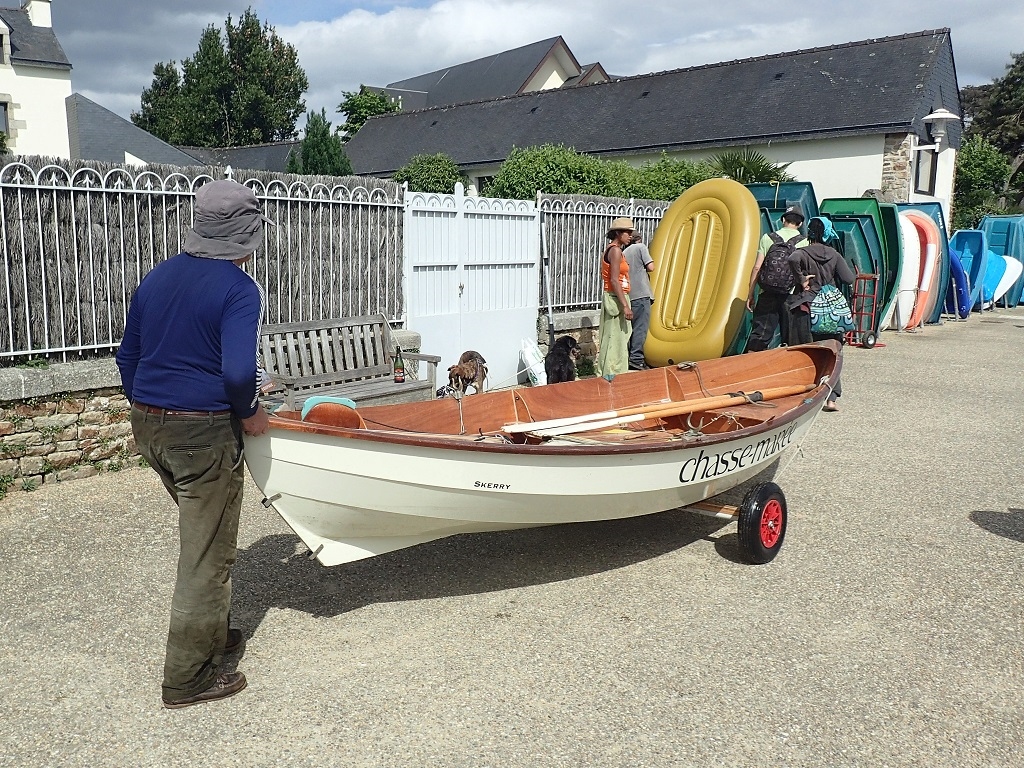 Didier range son Skerry avec les annexes sur la cale du bout de la presqu'ile de Conleau. 