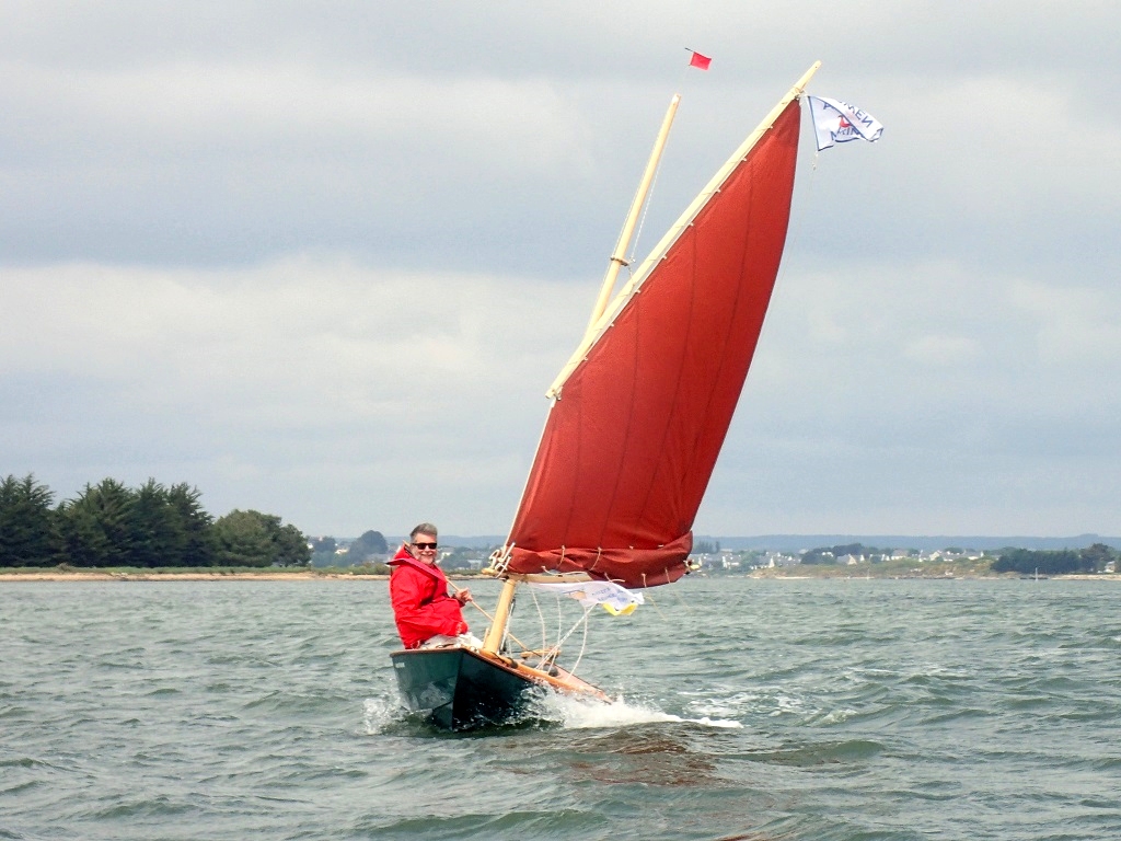 L'apr&egrave;s-midi, le vent est bien mont&eacute; et j'ai pris mes deux ris qui r&eacute;duisent la surface de la misaine &agrave; 4,50 m2, et je suis assis sur le plat-bord pour faire du rappel. Je n'ai pas install&eacute; de sangle de rappel et n'ai jamais r&eacute;ellement senti le besoin de mieux me caler les pieds. 