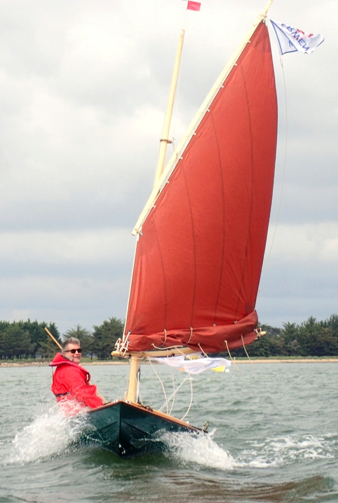Je suis tr&egrave;s content, le Skerry Raid marche bien, le suppl&eacute;ment de largeur au bau lui donne la puissance pour porter sa toile. 