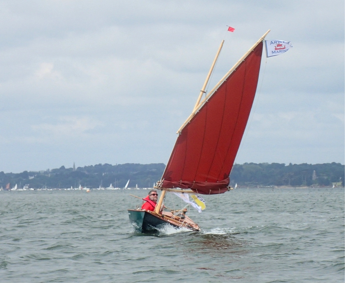 Quand le vent baisse un peu, je m'assieds au fond de la coque, et la position est aussi confortable que sur le Skerry standard, avec la vision &agrave; 360&deg; sous la b&ocirc;me. 