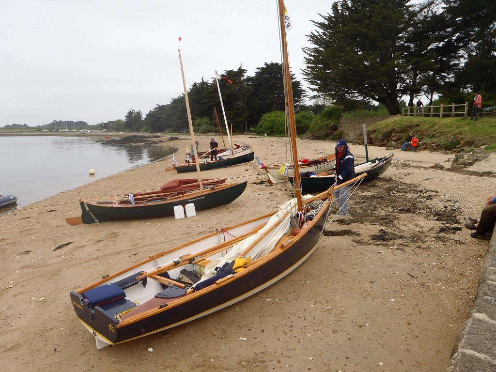 Nous avons port&eacute; les bateaux pour ne pas &ecirc;tre ennuy&eacute;s par la mar&eacute;e montante. Les deux bidons que l'on voit deant le Skerry Raid sont ceux du ballast liquide : 26 litres. J'en ai deux autres &agrave; bord que je n'ai pas remplis car le bateau est assez lest&eacute; avec ces deux-ci. Les Skerry standard (Chasse-Mar&eacute;e, La Marie Pupuce et Piff) ont tous 40 litres, mais leur coque est plus l&eacute;g&egrave;re (45 kg au lieu de 68 kg). 