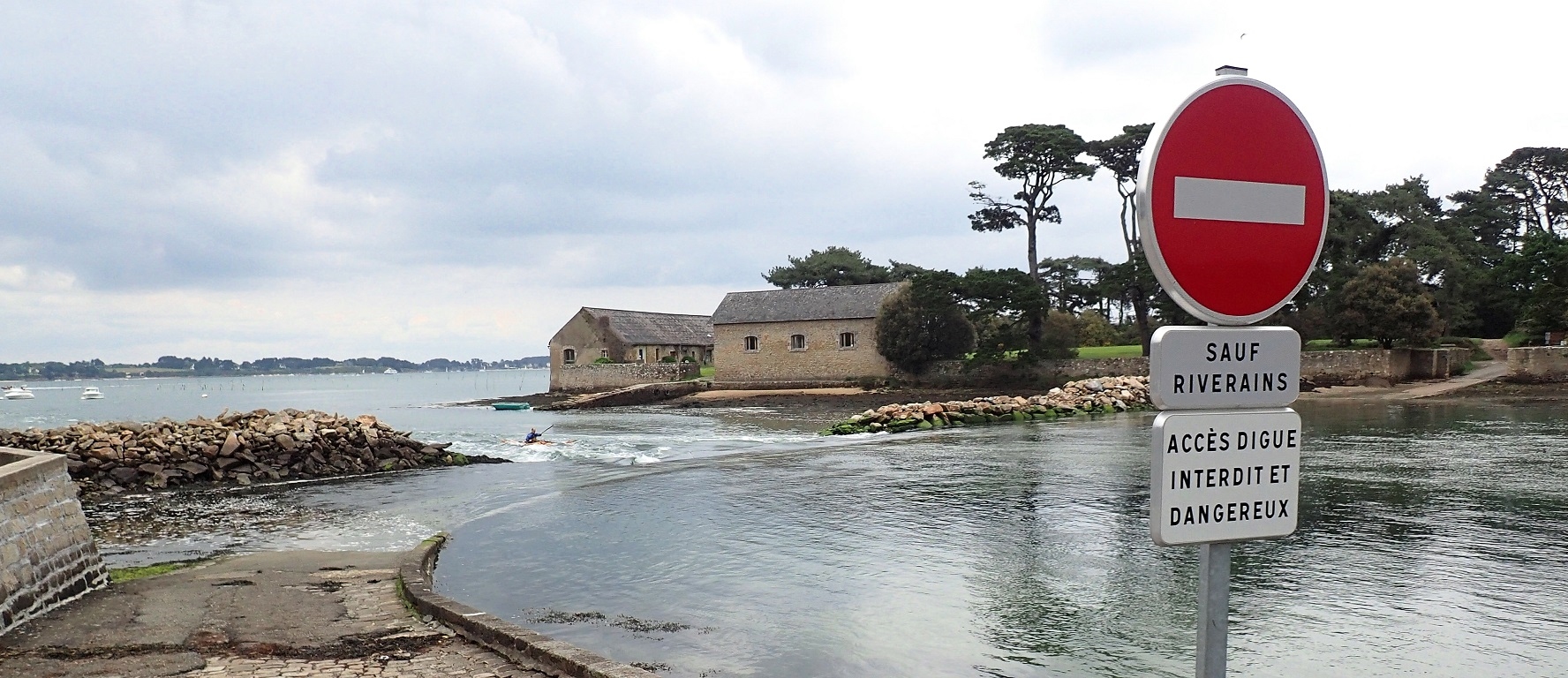 Pause d&eacute;jeuner &agrave; L'Armor-Baden, nous faisons une reconnaissance &agrave; pied sur la chauss&eacute;e de Berder, que nous allons franchir en repartant, trop tard pour que ce soit amusant, comme cela l'est encore pour le kayakiste que l'on voit jouer dans les remous. "Interdit et dangereux"... 