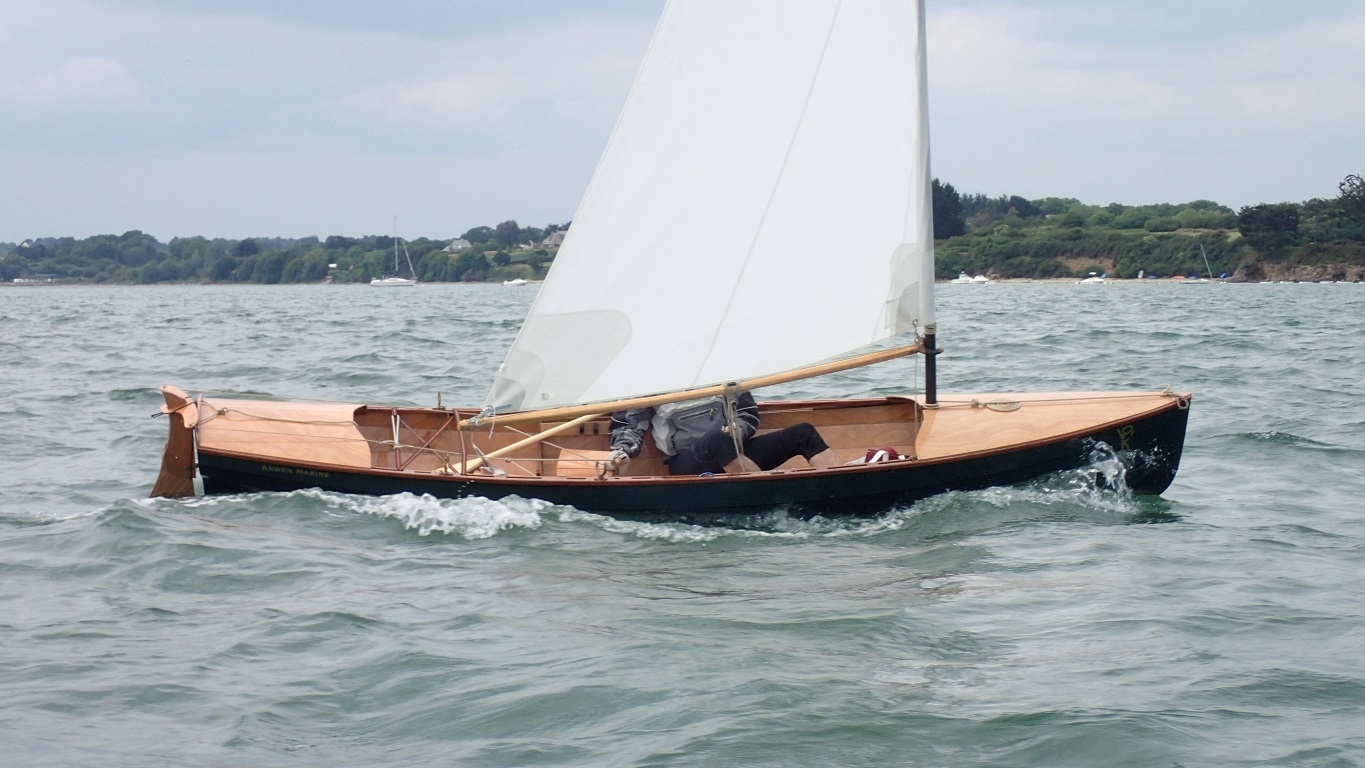 Atipik marche fort avec son nouveau gr&eacute;ement, test&eacute; au Lac d'Orient, et je suis impressionn&eacute; par l'aisance de Pierre et par la stabilit&eacute; de cette coque d'aviron, non con&ccedil;ue pour &ecirc;tre gr&eacute;&eacute;e en principe... 