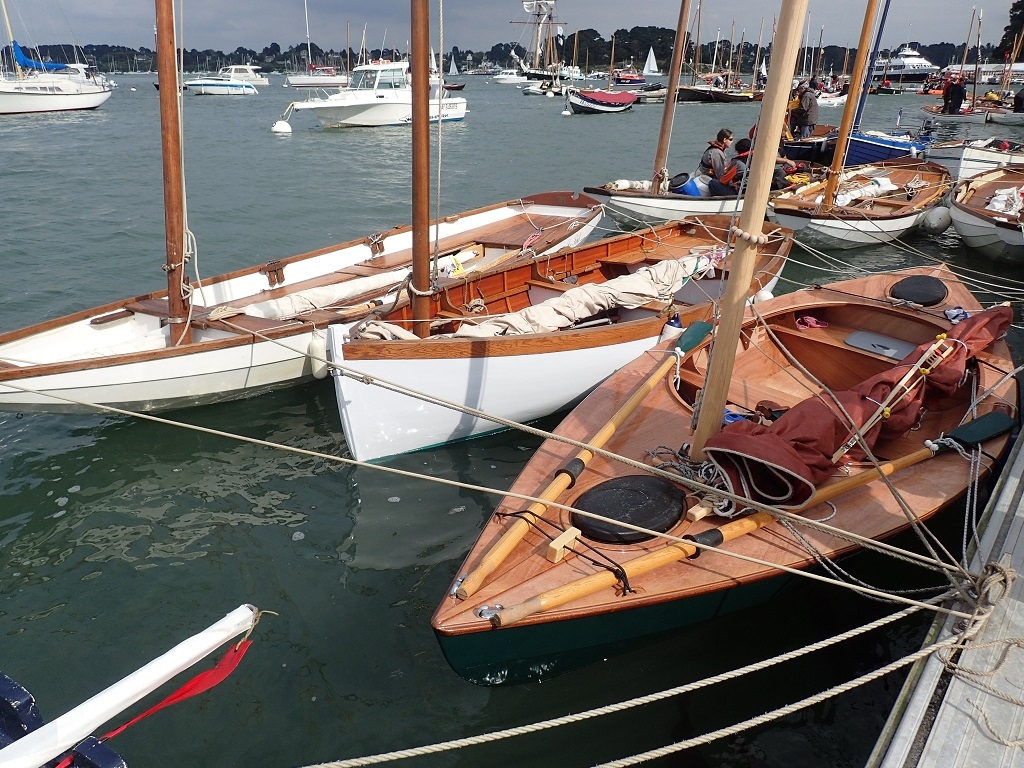 On aper&ccedil;oit la barre du Skerry Raid rang&eacute;e dans la voile, car je ne voulais pas la laisser trainer au fond : elle est un peu fragile et serait &agrave; coup s&ucirc;r cass&eacute;e si on marchait dessus. Je pense que je vais en refaire une nouvelle un cran plus solide.