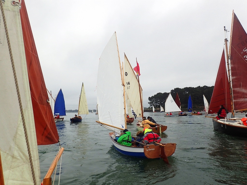 Marie-Pierre est venue de Toulouse avec son PassageMaker "La Cr&eacute;toise" et deux amies pour participer &agrave; la Semaine du Golfe ! Il avait fait l'objet d'une construction accompagn&eacute;e &agrave; l'atelier avec toute la famille (papa, maman et deux adolescents) en novembre 2012. 