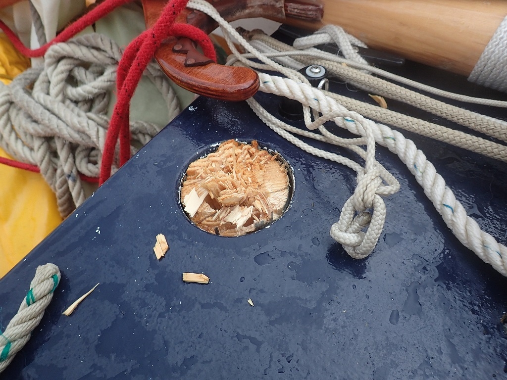 Quand je dis net &agrave; l'&eacute;tambrai, je ne raconte pas de salades ! J'ai vu le m&ecirc;me incident se reproduire l'apr&egrave;s-midi m&ecirc;me, impliquant un Minahouet et un Seil, mais sans aller jusqu'au d&eacute;matage. Impressionnant tout de m&ecirc;me et je vais remplacer mon pavillon par une flamme ! 