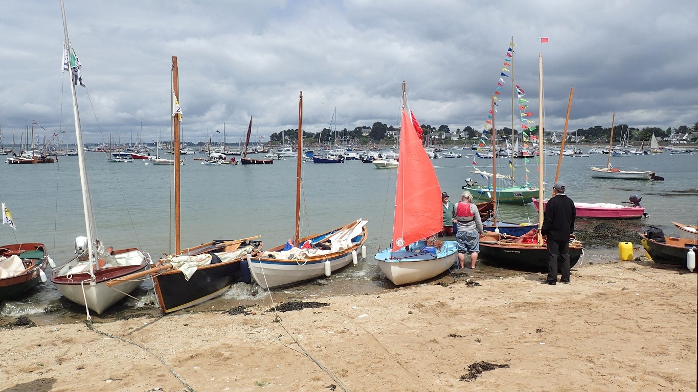 Le ciel est bien charg&eacute; alors que la flottille se pr&eacute;pare &agrave; partir pour la grande parade. 