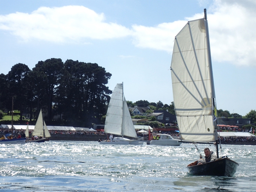 On retrouve Jean-David gr&acirc;ce &agrave; sa voile caract&eacute;ristique et reconnaissable de loin. 
