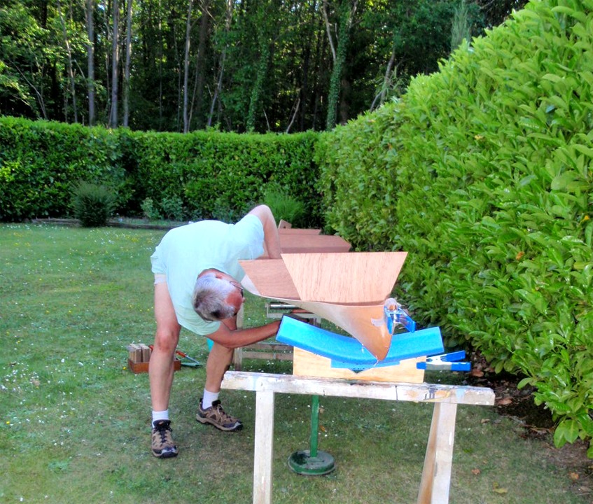 Michel et Frédérique m'envoient des images de la construction de leur Wood Duck 12. Celui-ci sera le bateau de Michel, et ils construiront ensuite un Shearwater 14 pour Frérérique. 