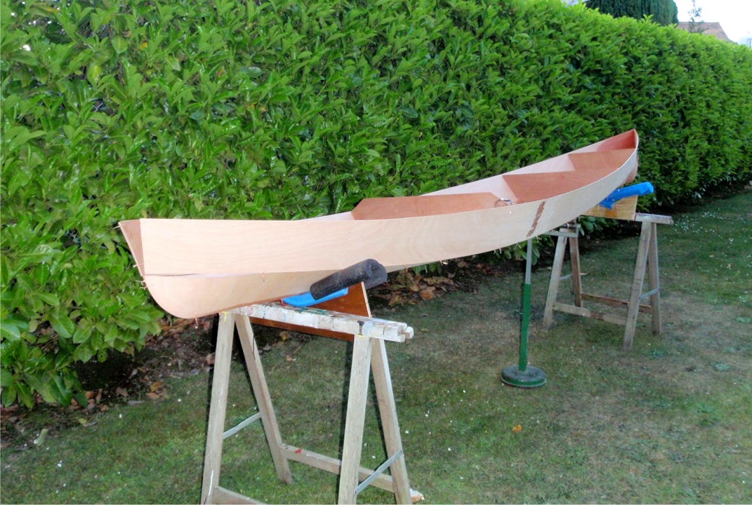 La coque est totalement suturée. Les cloisons de l'avant sont en fait des couples temporaires qui seront enlevés après le premier collage. 