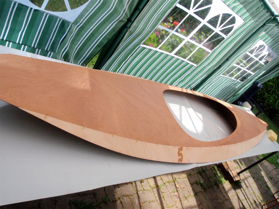 Et voici le pontage suturé. La partie centrale est en contreplaqué sapelli et contraste ainsi avec l'okoumé des cotés et de la coque. C'est un joint-puzzle que l'on aperçoit au premier plan au centre. La découpe pour la trappe du compartiment arrière n'est pas encore faite. 