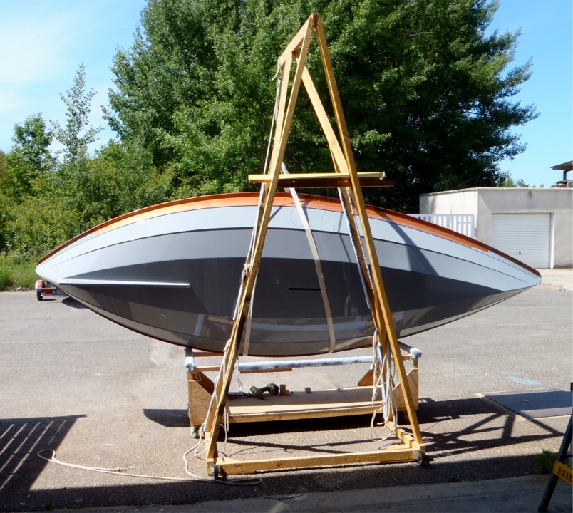 Ma ch&egrave;vre est de sortie pour mettre Num&eacute;ro 33 sur la tranche afin de poser la trappe du caisson arri&egrave;re et la soupape du caisson avant, et pour faire les trous dans la membrure centrale pour fixer le tendeur qui servira &agrave; saisir les avirons quand je ferai de la voile (&agrave; suivre). 