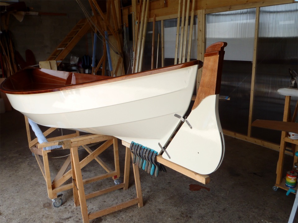 Suspension du gouvernail du Skerry du Chasse-Mar&eacute;e : les pinces tiennent un bout de tasseau sous la quille afin de mat&eacute;rialiser la ligne sous laquelle le bas du gouvernail ne doit pas d&eacute;passer. Elles sont si nombreuses parce que je suis un cr&acirc;neur et que j'aime bien montrer mes pinces... Non, c'est parce que je veux pouvoir poser dessus le gouvernail sans que son poids fasse descendre le tasseau et fausse la mesure. M&ecirc;me ceux qui ont de tr&egrave;s bons yeux ne peuvent pas voir la cale en contreplaqu&eacute; sui donne 6 mm de hauteur au gouvernail par rapport &agrave; l'aileron, car je viens de l'enlever.