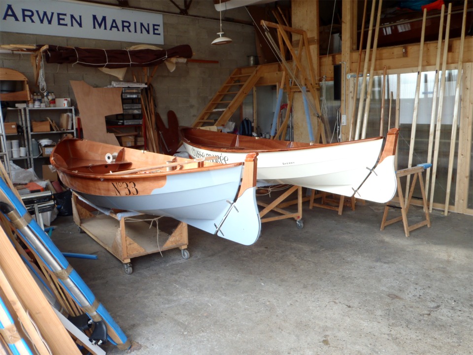 Igor est venue m'aider &agrave; poser la s&eacute;rigraphie sur le Skerry du Chasse-Mar&eacute;e, maintenant c'est marqu&eacute; dessus ! Il me reste encore toute une journ&eacute;e pour finir l'am&eacute;nagement des coques, presque fini, et le gr&eacute;ement. C'est l&agrave; que le b&acirc;t blaisse, car je n'ai pas encore re&ccedil;u les voiles... Je rassure tout de suite Gwendal et St&eacute;phane, j'ai bien la voile &agrave; livarde de leur bateau depuis un bon moment, mais il me manque la misaine au tiers du mien et du Doris 17. Autrement dit, qui est plus en retard que les constructeurs de bateaux ? Les voiliers, bien s&ucirc;r !!! Fred m'a promis l'arriv&eacute;e des deux voiles manquantes pour demain, mardi 31 mai, et je mets en ligne ce soir toutes ces images accumul&eacute;es depuis 8 jours. 