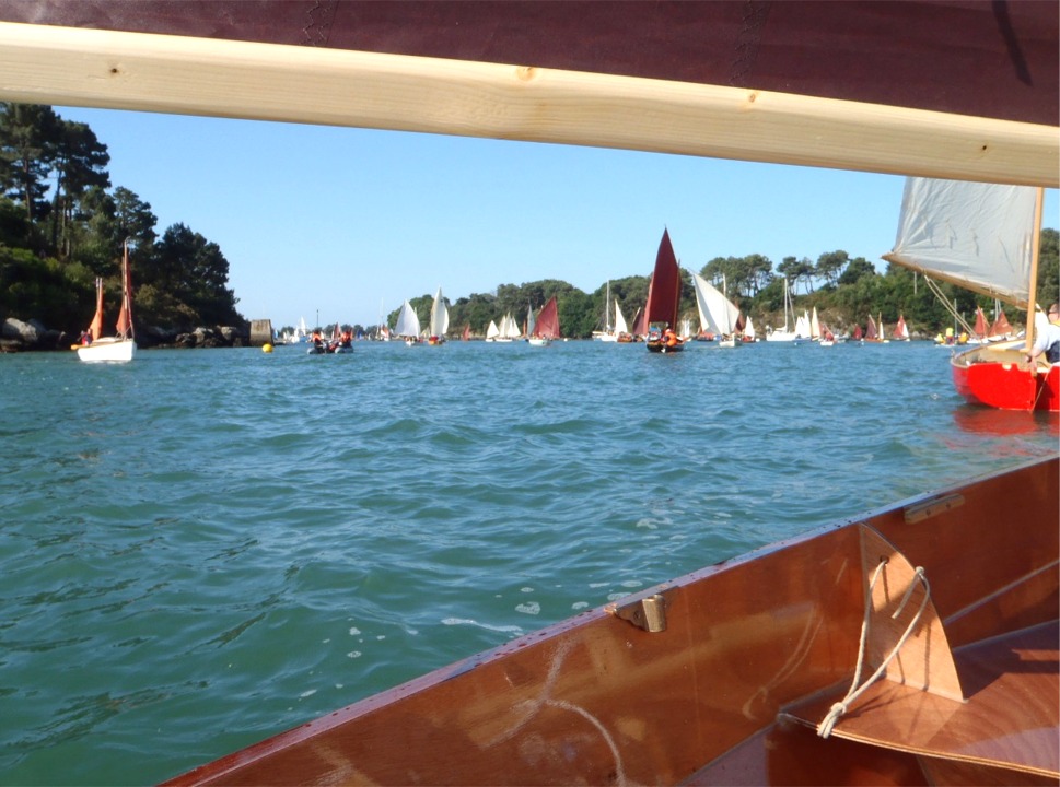 On envoie les voiles et on embouque le goulet de Port Anna 