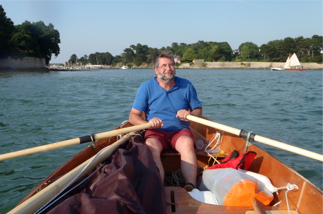 Didier m'a prêté une dame de nage pour refaire la paire et je finis à l'aviron entre Port-Blanc et l'Ile Conleau, 7 km avec le courant mais contre le vent, sans souci à part les sillages incessants des semi-rigides omniprésents dans le Golfe... Carole m'a pris à l'arrivée à Port-Anna, et je rame en utilisant la position avant, car elle est installée à l'arrière : l'assiette est ainsi impeccable et le Skerry marche bien à l'aviron. Si j'ai l'air morose, c'est que je ne sais pas encore que mon appareil photo n'a pas coulé, car il était juste posé dans un sac ouvert pour pouvoir "dégainer" rapidement. On voit à droite le grand sac étanche dans lequel étaient rangés tous les articles précieux et d'usage non immédiat (portefeuille et clés de voiture, par exemple). 