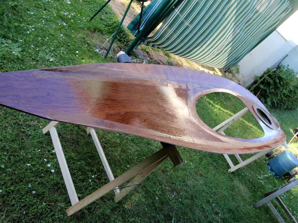 Voilà l'envers du pontage, après collage et imprégnation à l'époxy. Les collages entre les panneaux sont renforcés par des bandes de fibre de verre. 