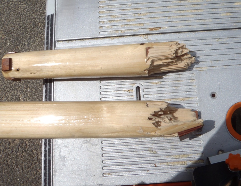 Voici le pied de m&acirc;t en haut sur cette image, et dessous le m&acirc;t lui-m&ecirc;me : il s'est cass&eacute; juste au-dessus de l'&eacute;tambrai. C'est au moment o&ugrave; le Skerry a "fait chapeau" et que la voile est entr&eacute;e dans l'eau que je l'ai vu se briser, sans doute sous mon poids, car j'&eacute;tais accroch&eacute; comme un m..., enfin bien accroch&eacute;, au liston au vent. Bref, c'est tr&egrave;s bien que le m&acirc;t ait cass&eacute; plut&ocirc;t que l'&eacute;tambrai. Il faut dire que j'ai taill&eacute; ce m&acirc;t dans un chevron de sapin &agrave; croissance rapide, comme on le voit par l'espacement des cercles de croissance. 