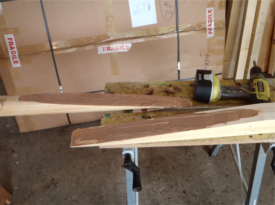 Et voil&agrave; deux belles tartines d'&eacute;poxy charg&eacute;e. Le carton &agrave; l'arri&egrave;re-plan contient le kit du PassageMaker que Gilles vient construire tr&egrave;s prochainement en "construction accompagn&eacute;e" &agrave; l'atelier. 