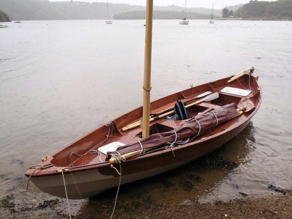 Ronan nous avait concocté un "prologue" le vendredi 15 et nous devions partir de Lanvéoc, près de l'Ile Longue, à 5 ou 6 bateaux et rallier Rosnoen sur l'Aulne, d'où partirait la Route du Sable le lendemain. Mais la météo est si mauvaise (vent de 25-30 noeuds et pluie) que nous ne mettons à l'eau qu'à 14h à la cale du Moulin Mer, juste en amont du cimetière des navires en début d'après-midi, et nous ne serons finalement que trois : l'Ilur "Avel Dro", le Skerry "La Marie Pupuce" et le Grand Skerry "Gandalf", qui goute ici sa première eau salée (enfin dessous, parce que dessus, c'est toujours de l'eau douce...) 