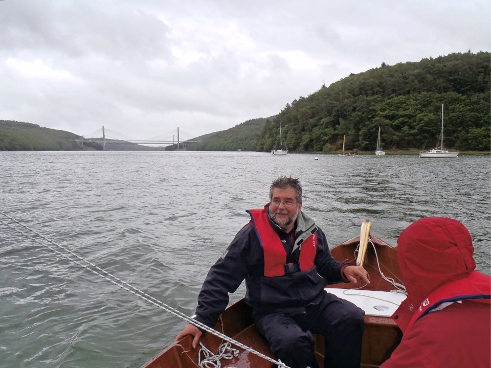 Nous partons d'abord vers l'embouchure à la rencontre "d'Avel Dro" et ce sont les ponts de Térénez, ancien et nouveau, que l'on aperçoit à l'arrière-plan. Nous sommes abrités du vent par le coude de Landévennec, mais j'ai tout de même pris un ris et Gérard en a pris deux. 