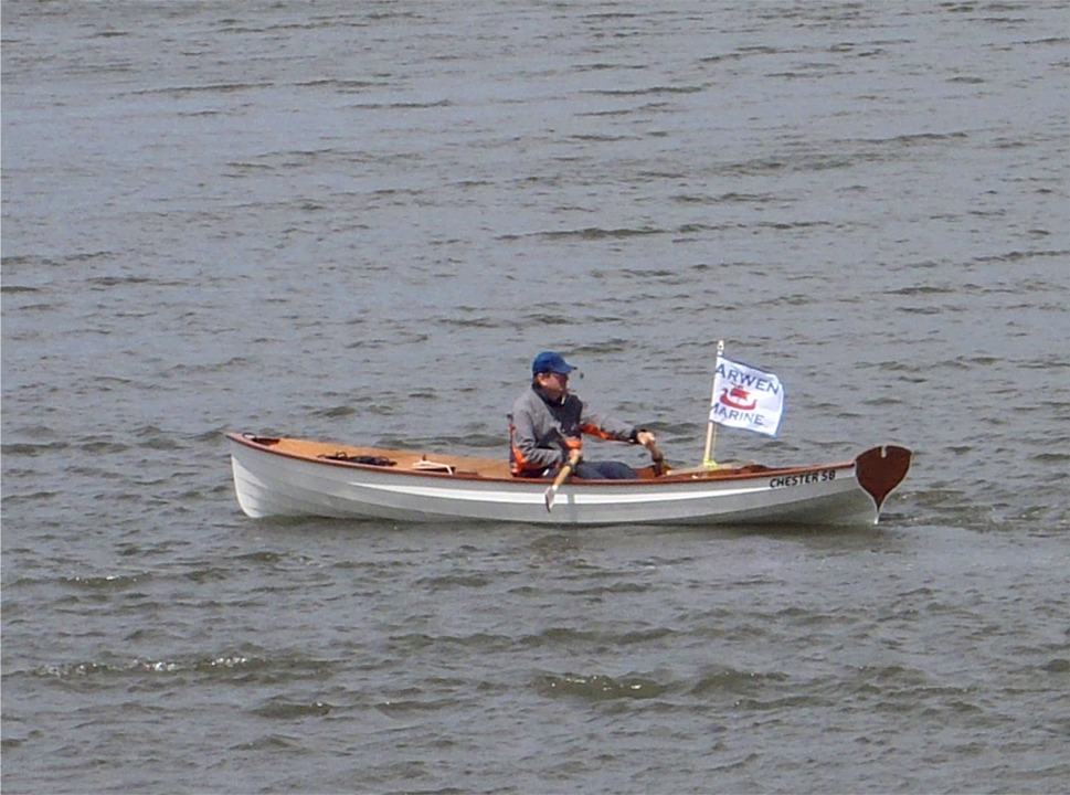 Pierre a terminé ses préparatifs et s'échauffe en attendant le signal du départ. Je suis heureux de voir qu'il a gréé un mâtereau pour arborer le noble étendard d'Arwen Marine. 