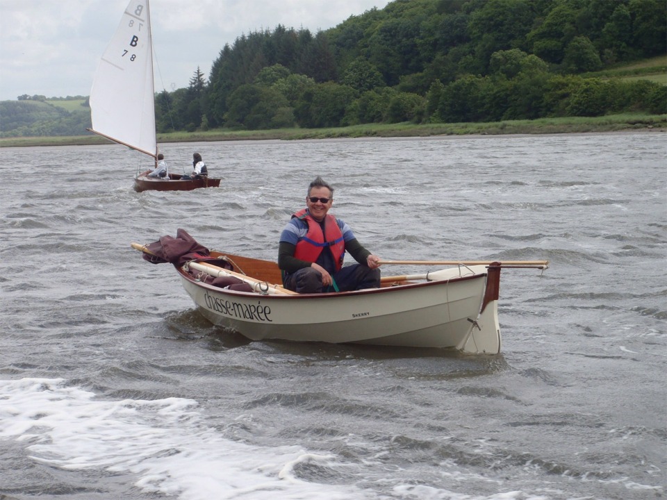 Didier se laisse pousser par le vent et son Skerry glisse si bien que le seul fardage du bateau et de sa personne suffit à le propulser à bonne vitesse. Il sortira tout de même ses avirons un peu plus loin.