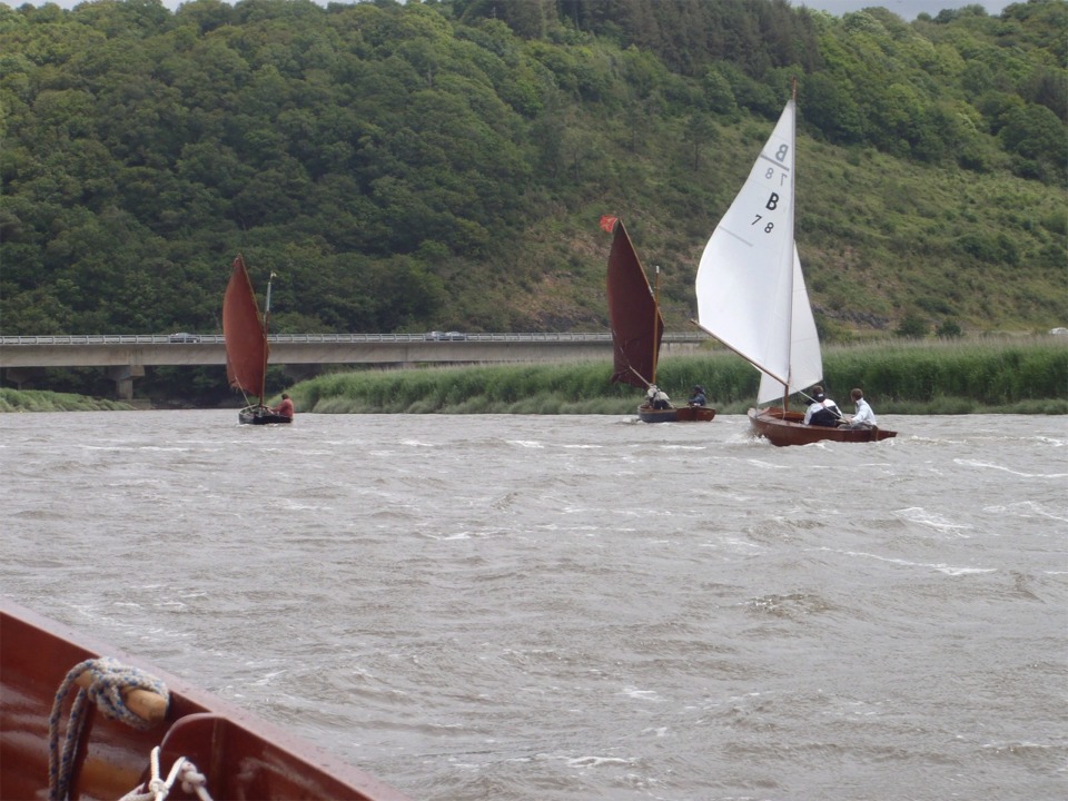 Sur la cinquantaine de bateaux engagés, je ne sais pas combien sont partis à la voile, mais ce qui est certain c'est que tous ceux qui l'ont fait sont bons car il n'y a eu aucun incident tel que départ au lof ou chavirage. 