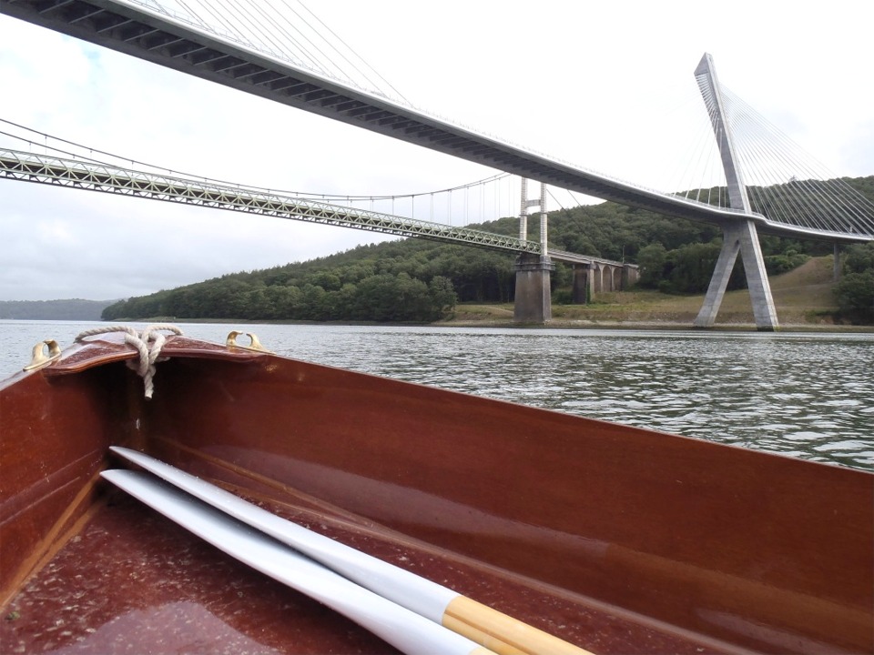 Nous arrivons sous les ponts de Térénez, et nous trouvons tantôt au vent arrière, tantôt bout au vent, car le vent est encore très perturbé, mais cela ira mieux après les ponts. 