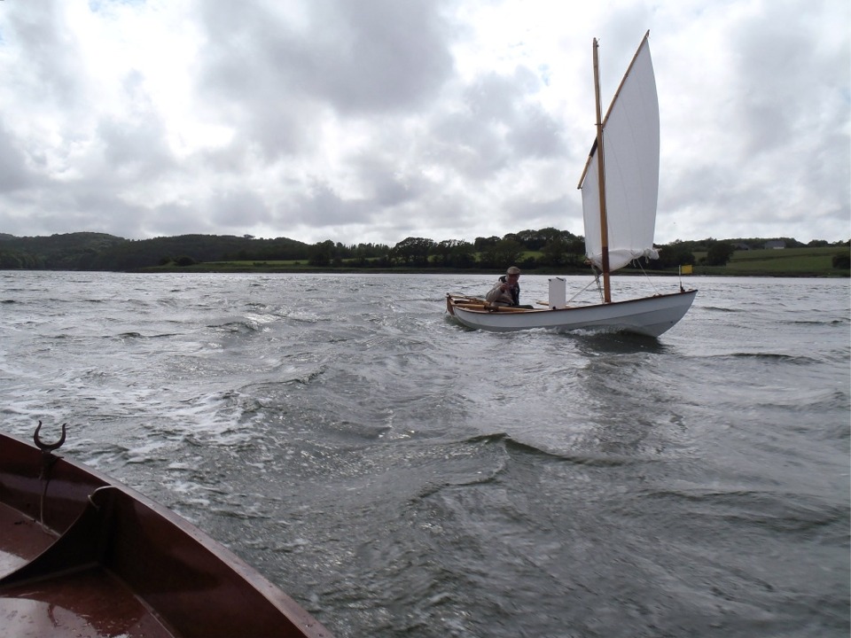 Un peu plus haut sur l'Aulne, nous avons en effet touché du vent et nous marchons bien, parfois même un peu trop bien dans les rafales au vent arrière. Ronan et moi avons mis en ligne de petites vidéos qui donnent une idée des conditions. Voici celle de Ronan et la mienne. Nous attendons celle de Gérard ! 