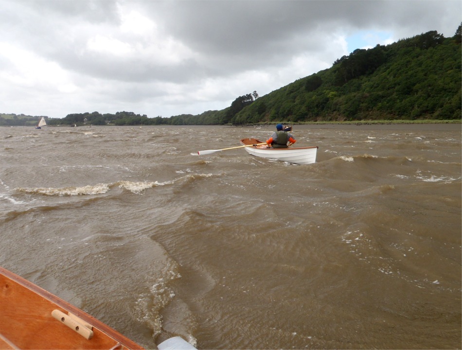 Le sillage de la pelle de mon aviron, au premier plan, donne une idée de ma vitesse de déplacement par rapport à la surface, simplement poussé par le vent. 