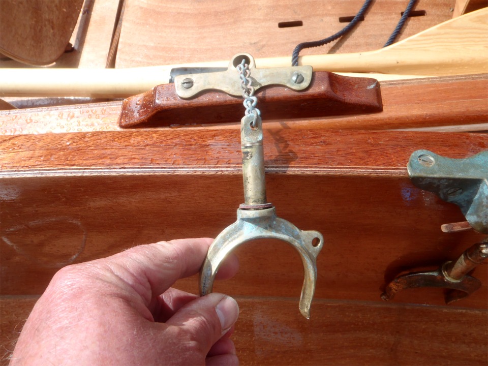 Je profite d'&ecirc;tre &agrave; couple de la Yole de Chester de Pierre pour prendre cette image des joints de robinet que Pierre a enfil&eacute; sous ses dames de nage afin d'&eacute;liminer leur couinement. 