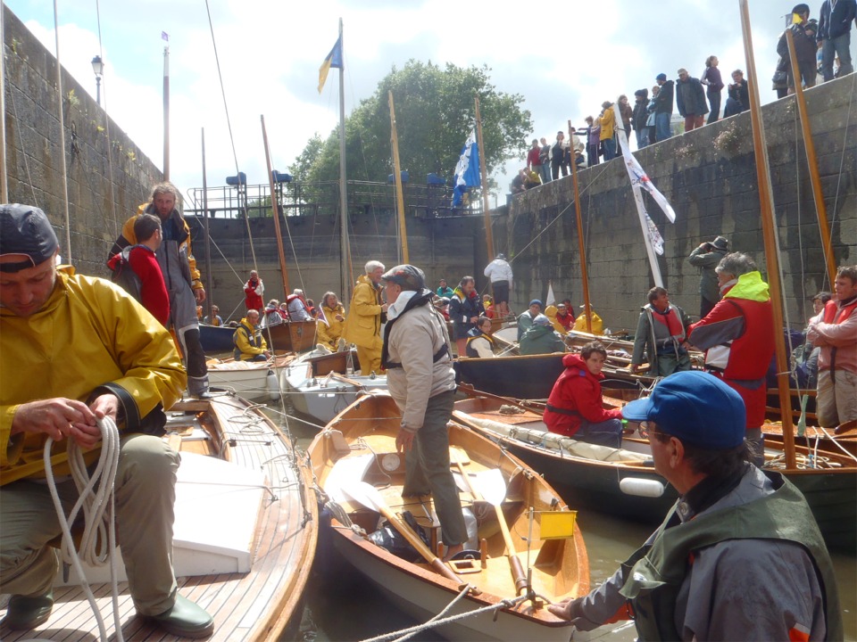 Un rayon de soleil nous attrappe dans le sas.