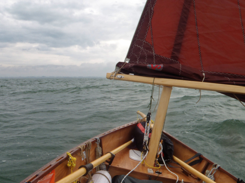 Un vent de force 5 sous un ciel plombé nous cueille à froid mercredi matin au sortir de Piriac-sur-Mer. Nous sommes plein vent arrière en remontant vers le nord et on n'est pas à notre aise dans les bateaux qui roulent sur bord. La petite vidéo visible ici montre que nous arrivons à surfer sur quelques belles vagues.