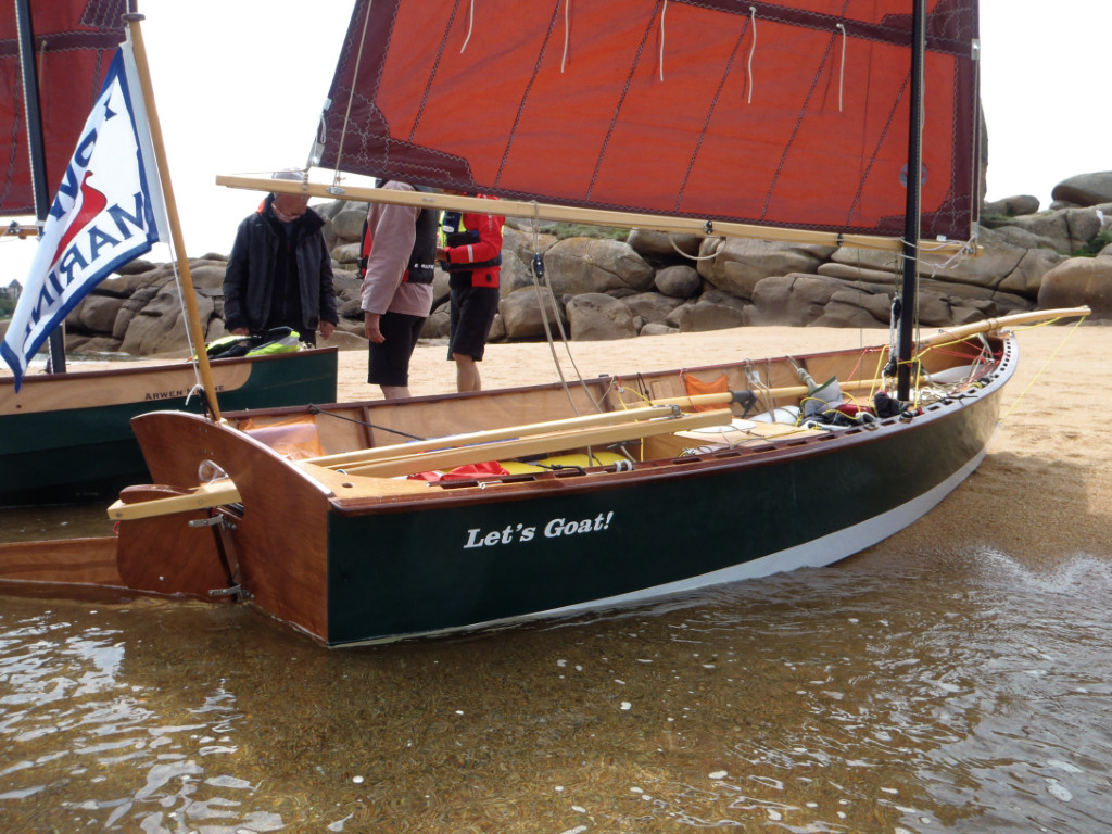 Nous tirons les bateaux au sec sur un bance de sable en attendant un peu plus plus d'eau. 
