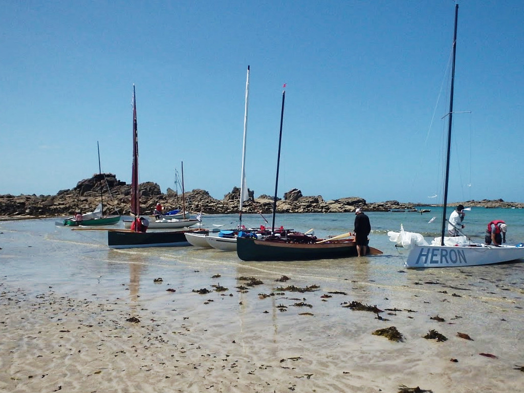 Arrêt pour une pause déjeuner tardive sur une plage au nord de l'ile Modez.