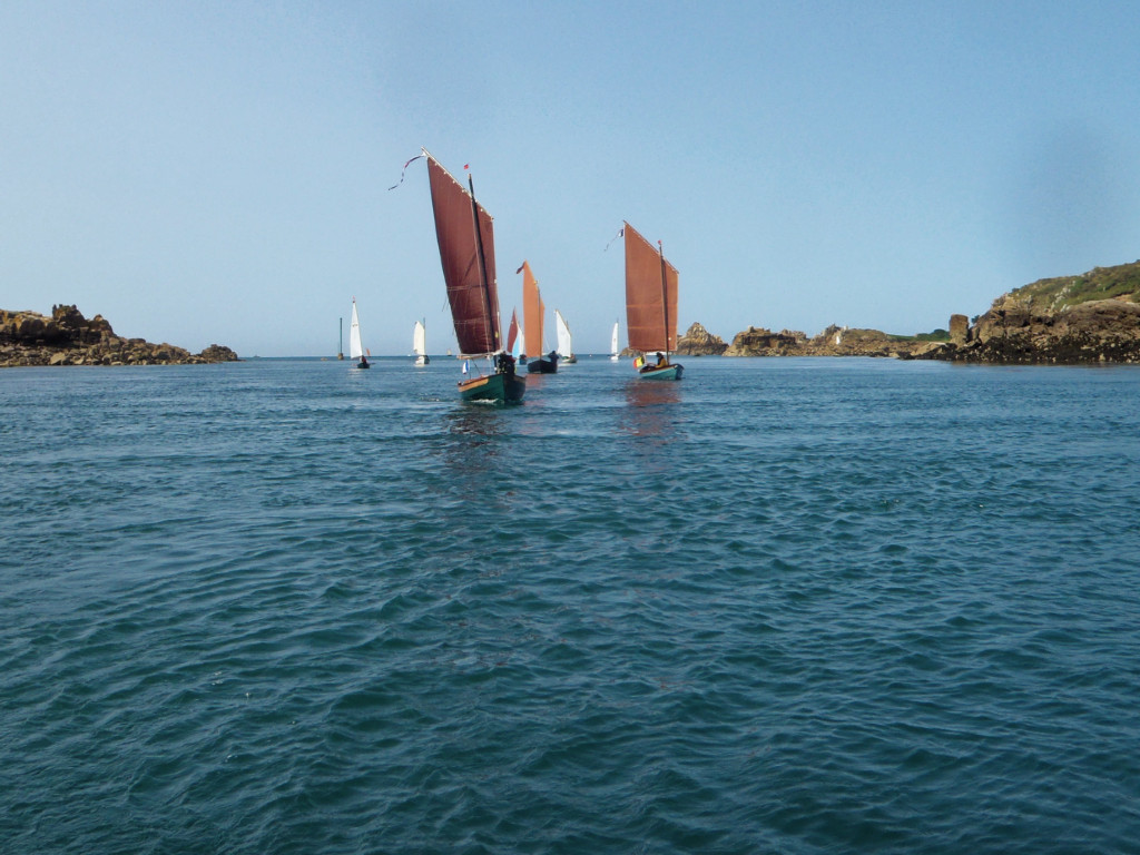 Nous arrivons tôt à Bréhat et décidons de faire le tour des ilots situés à l'ouest de Bréhat : Béniguet, Raguénés et l'ile Verte avant d'aller se poser à la Corderie. 