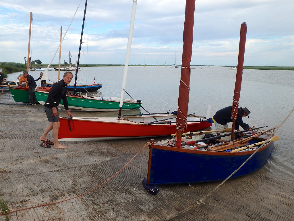 Le jeudi matin, on met les bateaux à l'eau et on charge le matériel pour quatre jours en autonomie totale. En fait d'autonomie totale, nous dinerons deux fois au restaurant... mais dormirons dans nos tentes ou à bord chaque nuit (oui c'est vrai, on aurait pu aller à l'hôtel). On voit ici de droite à gauche "Plénitude", "Foxy Lady", "Whimbrel", "Carpe Diem". 