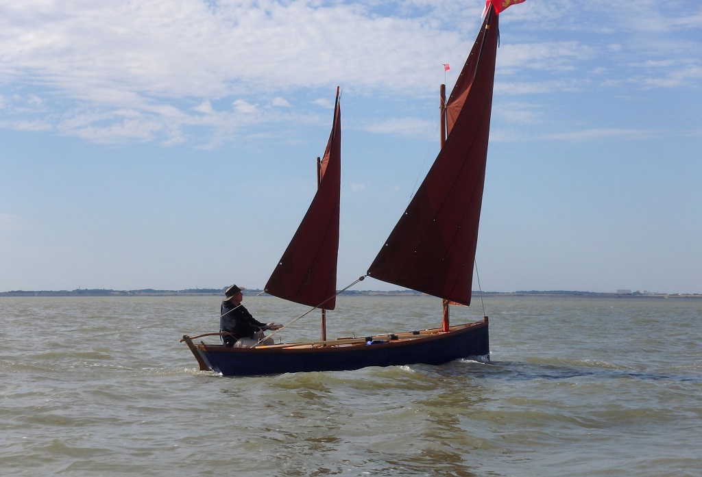 "Plénitude" a été dessiné et construit par son skipper. Bernard l'utilise pour sillonner l'estuaire de la Gironde en complète autonomie. 