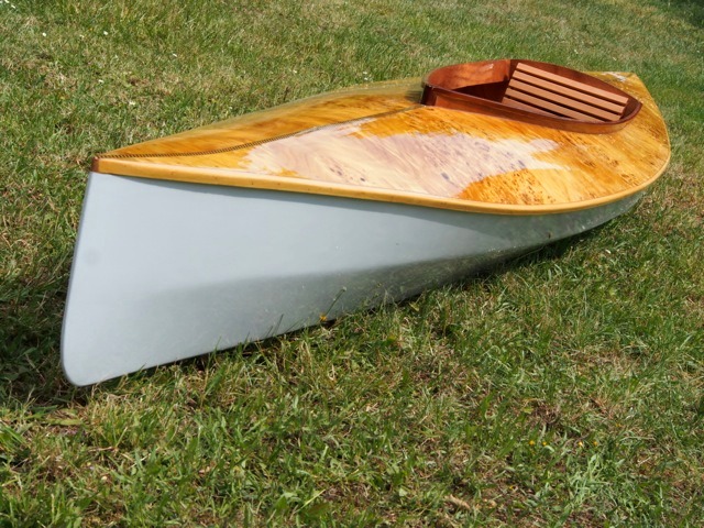 J&eacute;r&ocirc;me m'envoie trois images du bijou qu'il a construit &agrave; partir d'un kit de Mill Creek 13. Comme vous le constatez, il a doubl&eacute; le contreplaqu&eacute; du pont d'un &eacute;blouissant placage de loupe de peuplier. 